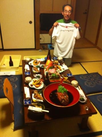前泊した民宿の豪華な夕食。
リタイヤした際の口実にと、ビール注文♪~( ̄。 ̄)
参加賞のTシャツデザイン格好良かったです(ななみ父さんが見せているのは背面)