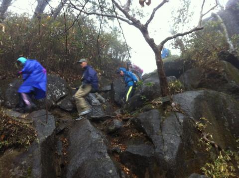 筑波山は岩場が多い。
雨で滑りやすい。