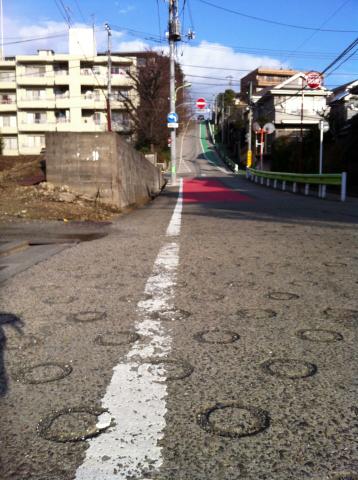 岡本三丁目の急坂。
車両は下りのみ。
お近くにお寄りの際は是非チャレンジしてください。