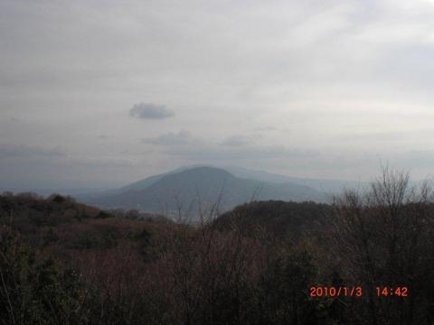 明神山から金剛葛城方面
ダイヤモンドトレイルの二上山、葛城山、金剛山