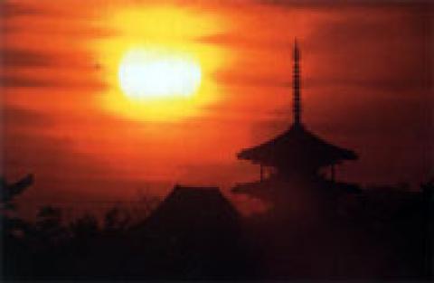 法隆寺：ユネスコの世界文化遺産に姫路城とともに日本ではじめて登録。法隆寺は推古天皇の時代に聖徳太子により建立された寺院。飛鳥時代をはじめとする各時代の貴重な建造物、宝物類が広大な境内に散在。