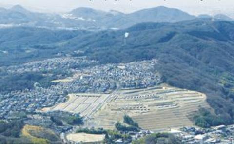 2008年秋頃に撮影された航空写真。
後方の山は、右から明神山、二上山、葛城山。
住宅地からは、左手に信貴山・生駒山が正面には若草山が望めます。
