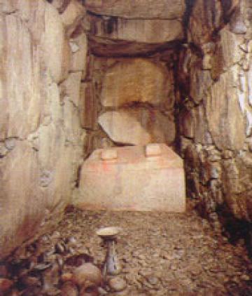 藤の木古墳：法隆寺の南西、約４００ｍにあるこの古墳は６世紀後半の築造であると推定。昭和６０年・６３年に発掘調査され、石室内から大きな家形石棺や土器類のほか、馬具類が発見。