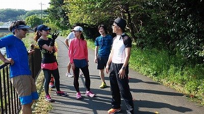 ウォーキング中のF川さんを囲んで。 (解像度落としてあります)