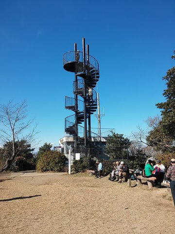 三浦半島最高峰(242m)の大楠山山頂。ここのポイントは倍にして欲しいくらい、キツかったです^^;