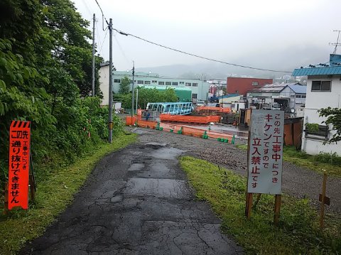 勝納川にかかる橋が工事中で渡れず、戻る^^;