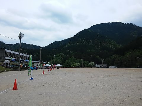 開催中にも会場にお邪魔してみました。 写真右側の山が古城山。私も良く登りますが、4時間も周回コース(5km↑400m)を走り続けるなんて有り得ないです(笑)