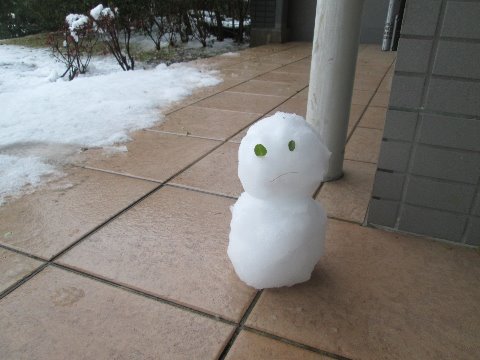 出勤前に次男坊と雪遊び