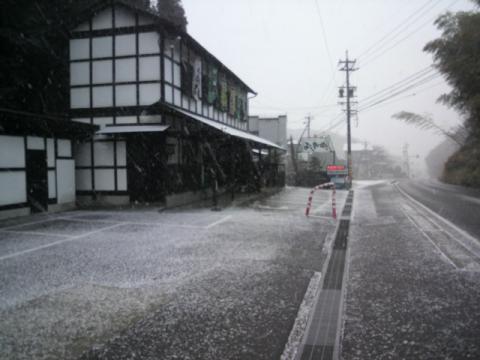 今日は朝から雪模様。
四日市ツウならご存知【峠のうどん屋よし兵衛】もご覧の通り雪化粧。