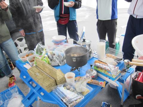 みんなが少しずつ持ち寄ったら、食べきれないくらいの豪華ランチになりました～。おいしかった～～♪♪（残念ながら、ランチ時に一時的な風雨になり、建物の陰に避難しました）