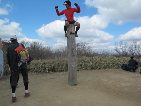 六甲山最高峰、931m。くさい、と覚えるらしい。登ってる方は今回のリーダー。超身軽だった。