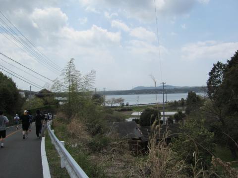 ここを下ったら、潮風香るのどかな平坦道でした(^^) 右に折れて、かなり走った後、折り返して、左に向かいます。