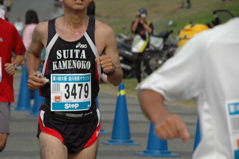腰痛に耐えて帰ってくるクマさん。でも3:55。えらい!ハーフの通過時は余裕に見えました。