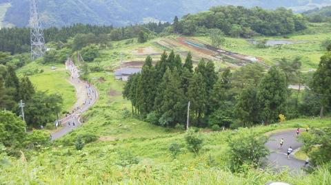 登ってる人と、降りる人。豆粒のよう。