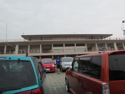 スタート地点の鴻池競技場。ここの外周にずらっと整列するらしいです。ここはスタートの裏側ですが、ここからの半周がすでに上りです(^^; スタートの線からは下りです。