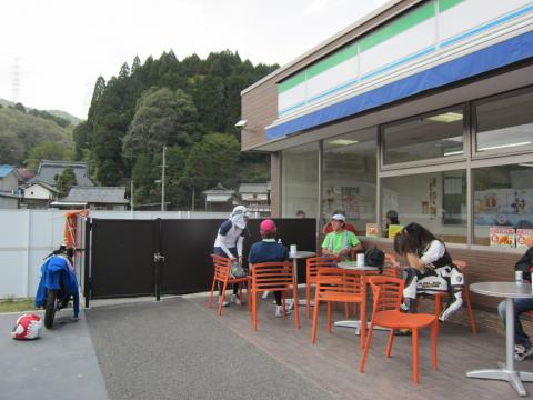 山頂から5kmほど下って、コンビニに着きました～。ライダーやハイカー？とにかく、ここしかコンビニがないので、にぎわっていました。おかげでトイレが混んで・・・大変。