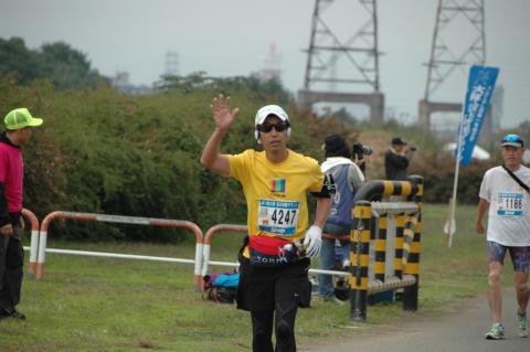 脚やらいろんなところがつりまくって、大変だったTommysegさん。迎えに行ったら手を振ってくれました。ハーフまでは全然余裕だったのにね。