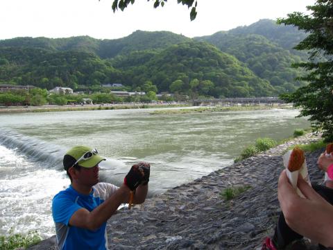 最後に、桂川のほとりで、コロッケとビールでまったり。楽しかった～☆