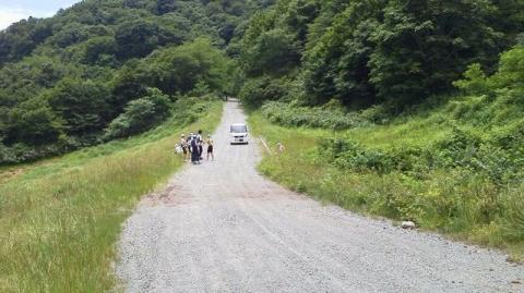 20kmの昼食地点。左側の見晴らしがいいんです。暑かったけど。