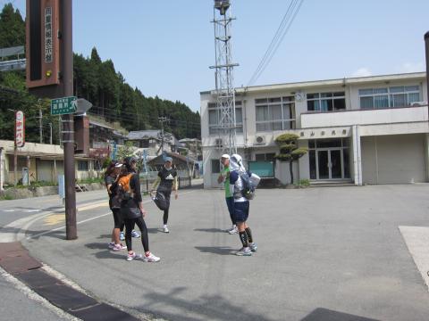 「高山町役場」前で、小休憩。この後、少し急坂が続いたあと、しばらく下り～♪でした（帰りは上りになりますが・・・）。