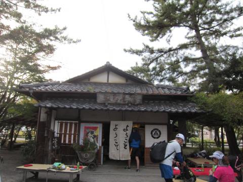 すぐ横の茶店みたいなところで、数馬うどんまたはそばが食べられる。値段は780円もしてました！おいしかった。疲れた体にしみわたりました。そばが異様に柔らかくて、舌でつぶせるぐらい(^^; なんで、疲れた胃にはちょうどよかったです。