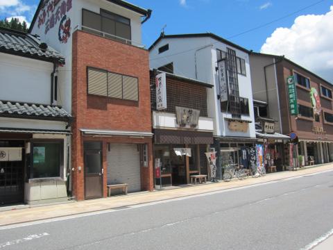 「あんぷ」を売ってた店。中央の古い木の看板がかかってるところ。