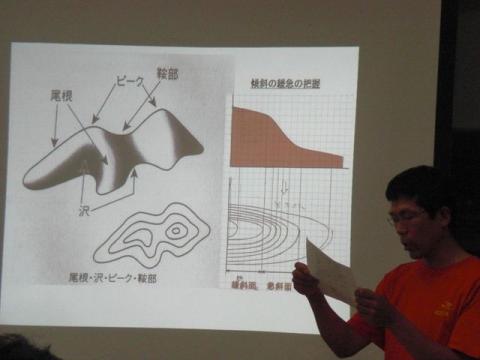 ピークに向かってへこんでいるのが「谷」、ピークから張り出しているのが「尾根」です。尾根線は、とんがってる曲線の頂点をなるべく正確につないでいきます（出発前に行う作業）。事前に線を引いておくと、現地で地図が見やすくなります☆