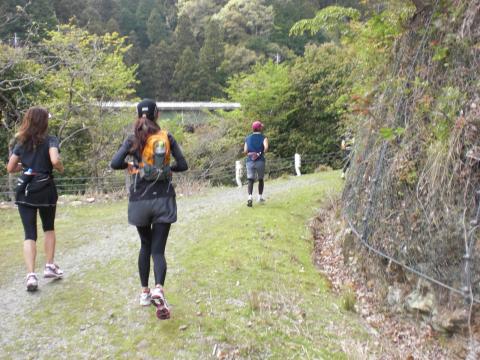 ダム湖わきのトレイルです♪