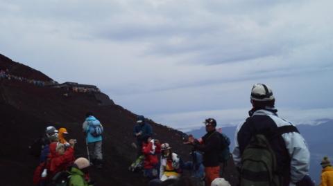 下山途中。向こうに、大渋滞中の登山の列。あの中に湘南さん、takanoさんがいるはず。