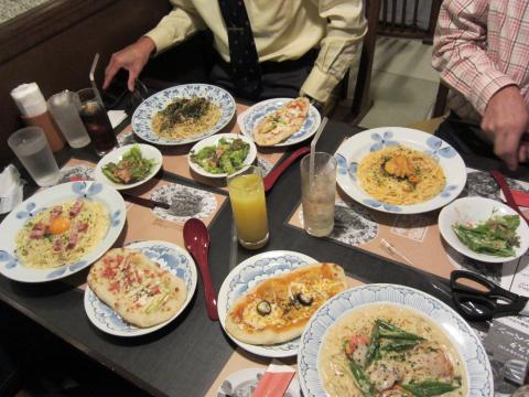 sugyonさんのはウニのパスタ(この間の鎌倉のウニ美味しそうやったもん)。WAKAは腹ぺこだったので、ほたてクリームパスタ。Tommyさんはお腹一杯なんですーと言ってたが、フルに備えて?カルボナーラ。ミカンさんはあっさり和風パスタ。