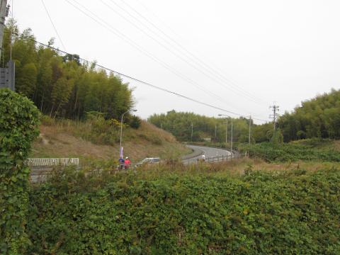 確か1回目の長いアップダウンが終わるところ。振り返って撮ってます。ここから右方向を見ると・・・
