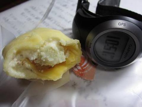神戸べいくろーる(さつまいも)。(食べさしですみません)
米粉でつくったクレープに、わらびもち、さつまいも、生クリーム、ごま入り。超~おいし~~い。(物産展で買ってきました)
http://www.bakeroll.com/