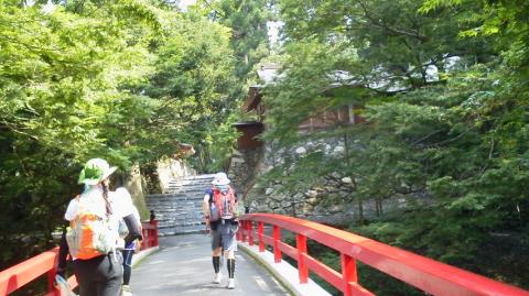 スタート。このお寺（神社？）の裏に上り口がある。