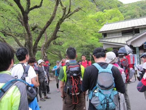 最終地点「八瀬比叡山口」駅。真ん中の赤い服が田中さん。約30人が出席しました☆みんな大満足(^_^)