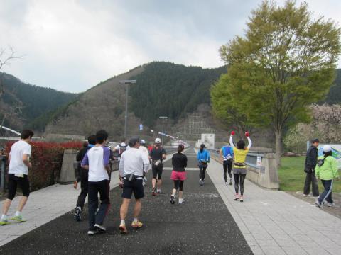 さ～てと、出発～。ダム真上の小道からです。