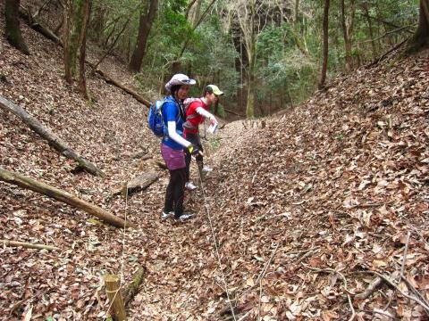 カタクリの群生地を守るため、ロープが張ってある。赤い服の女性がとっても詳しくて、この季節になると、このあたりに何度もくるそうです。特に道なき道を行くのが好きみたいです。