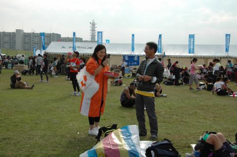 auのお姉さんと談笑するsugyonさん(^^)タオル欲しかったもんね、auアプリは使う気ないけど(お姉さんごめん)