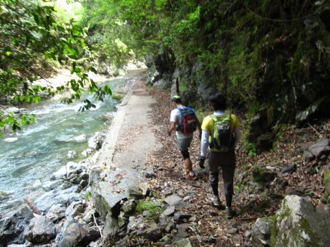 川沿い。しばらく続く。箕面を歩いているような錯覚も。？