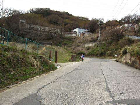 大暑山に登る最初の急な坂。まだ元気があるので、走ったり歩いたり。