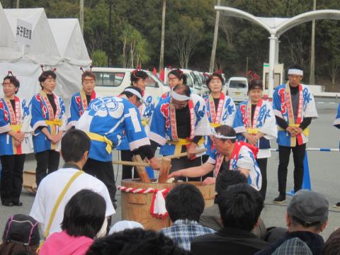 恵理原の伝統芸能、早餅つき。早くついてお殿さんに出したらすごく喜ばれたので・・・とかいう話でした。囃子歌に合わせてつきます。