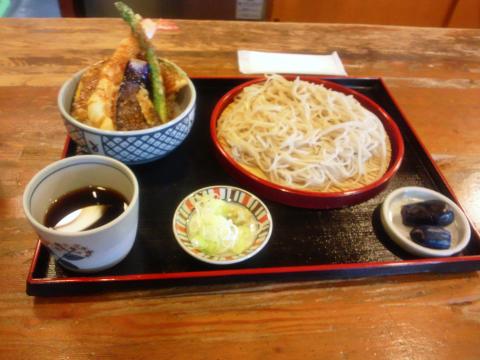 猪苗代で昼食。(猪苗代町・ラ・ネージュ)
宿の亭主のお勧めメニュー。店の外観は喫茶店風だが、蕎麦が絶品、天丼も旨かった。もりそば、天丼セット1,100円