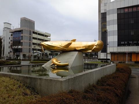 吉川駅前には巨大ななまずオブジェが