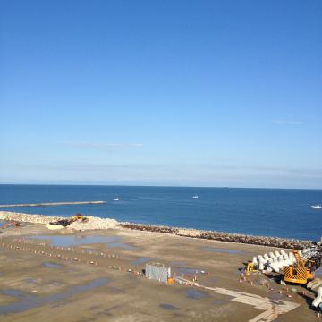日和山展望台から佐渡島。