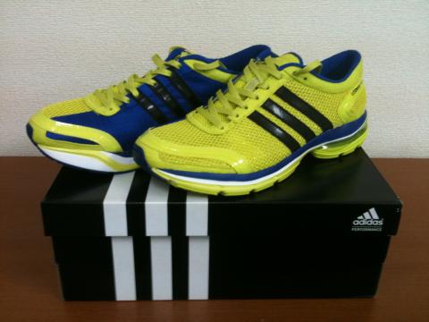 adidas adizero age2
アッパーの外側(イエロー)はメッシュ、内側(ブルー)は伸縮しづらいメッシュで内側への倒れ込みを防止。