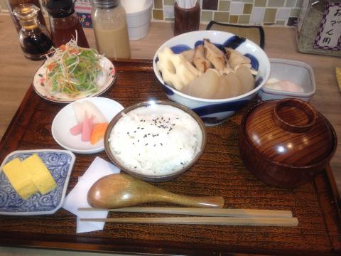 ガッツリ炭水化物、おでんうどんにご飯のランチです。