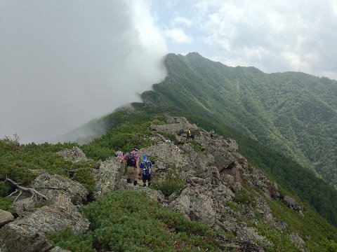 栗沢山からアサヨ峰への石の尾根