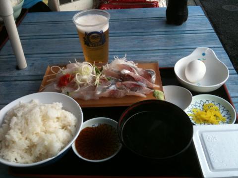 刺身2点盛り定食(刺身はあいなめと地アジ)納豆と卵も付いてきてこのボリューム!お値段もなんと1000円(ビールは別ですよ)