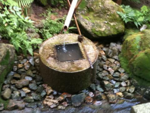 龍安寺 つくばい、写真で解りづらいですが、この銭型のつくばいは中心を口と言う字にすると吾唯足知(ワレタダタルヲシル)と成り禅の格言を謎解きに図案化された無言の道で、水戸光圀の寄進だそうです。