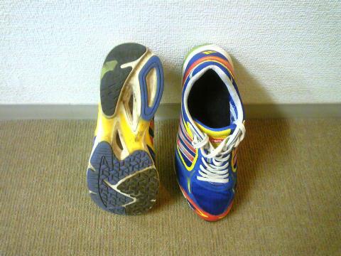 adizero cs4 前回同様左足の外側の消耗が激しい。
体幹が偏っているのと、以前指摘を受けた左足の着地の悪さが修正出来ていないのだろう。