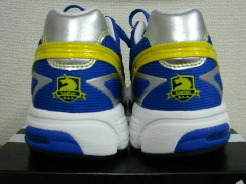踵にボストンマラソンのエンブレム